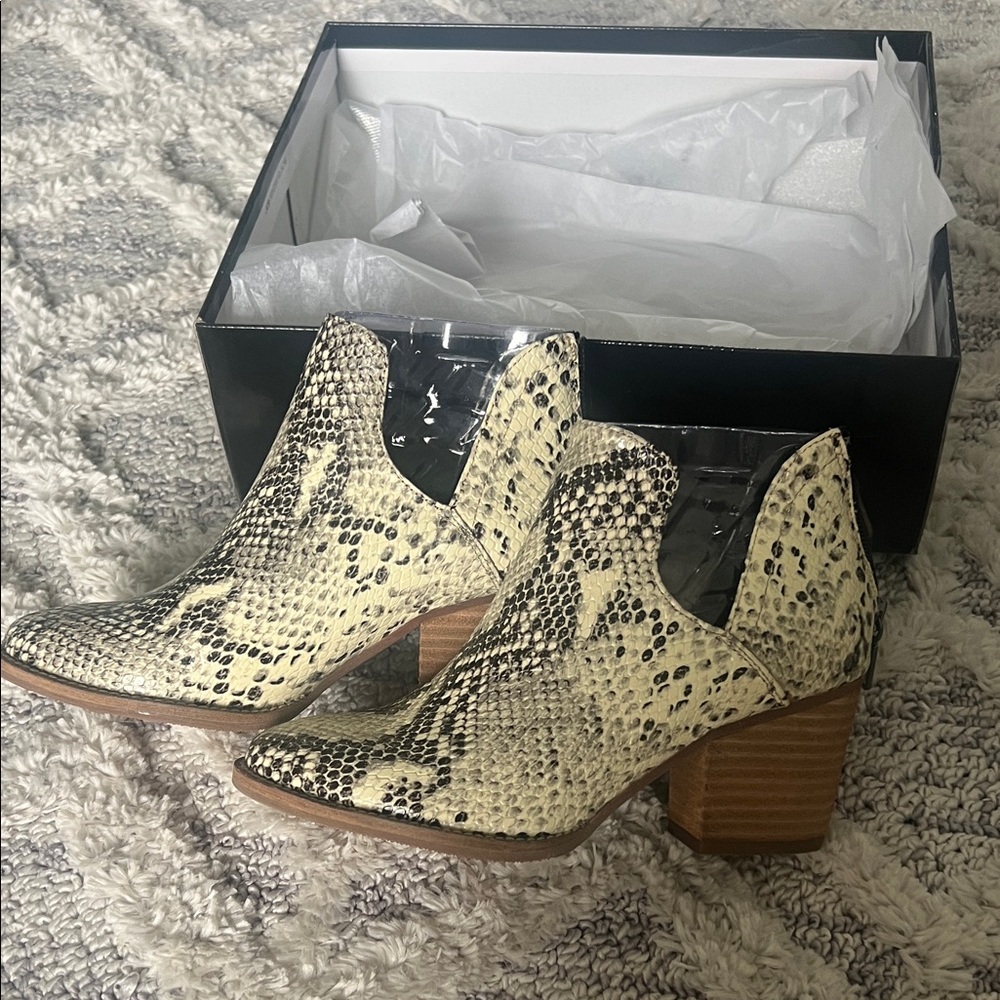 NIB Blondo NEDA Beige and Black Snakeskin Ankle Booties size 5.5
